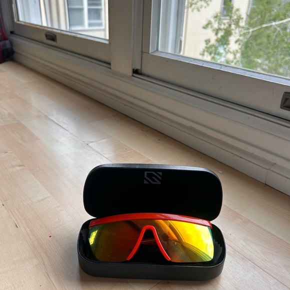 Stylish Red Gradient Sunglasses - Picture 5 of 7